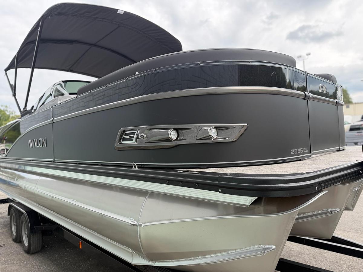 2027 AVALON CATALINA 2585 ELITE WINDSHIELD