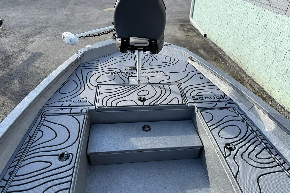 2026 Xpress H22B Bay