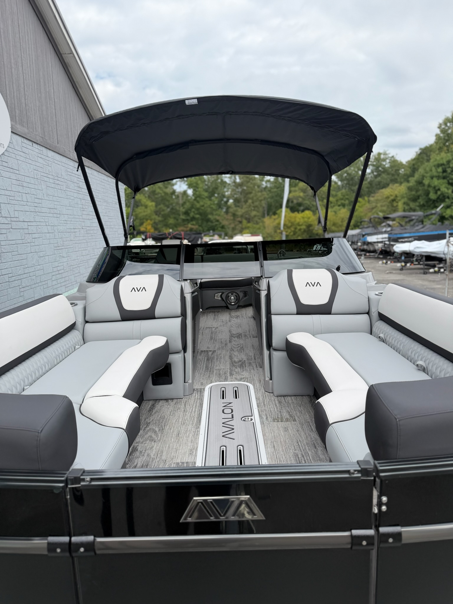 2027 AVALON CATALINA 2585 ELITE WINDSHIELD