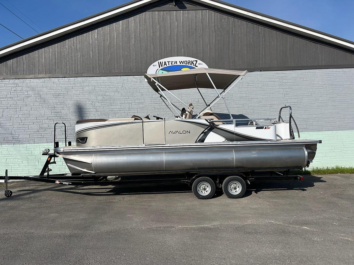 2025 Avalon 2385 LSZ Rear Lounger
