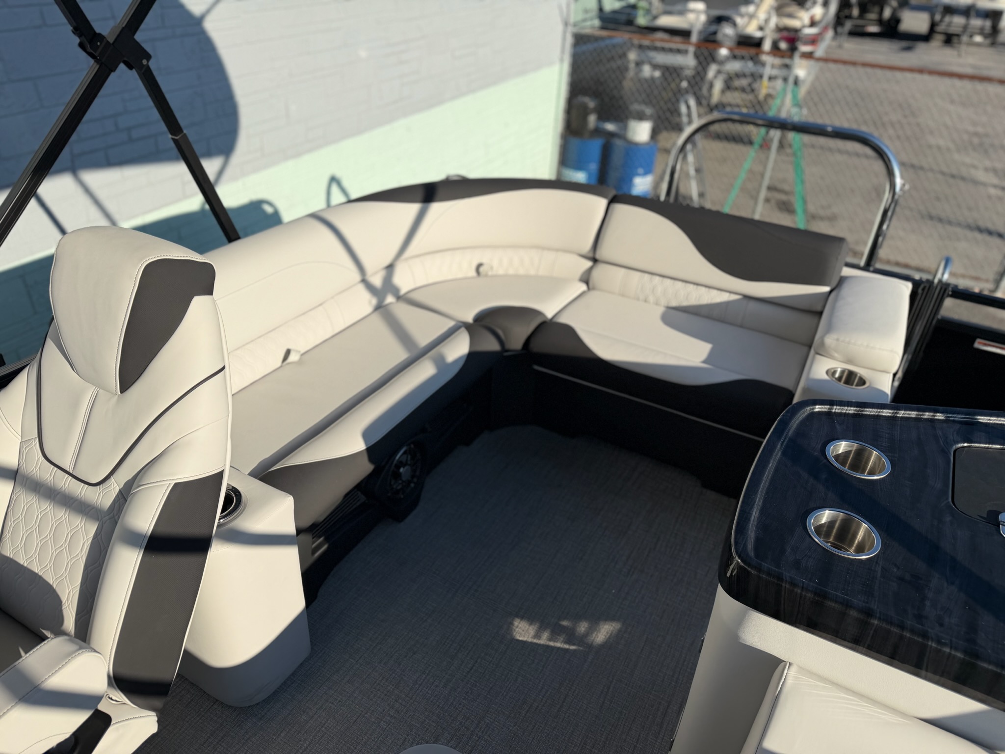 2027 AVALON 2385 LSZ ELITE WINDSHIELD