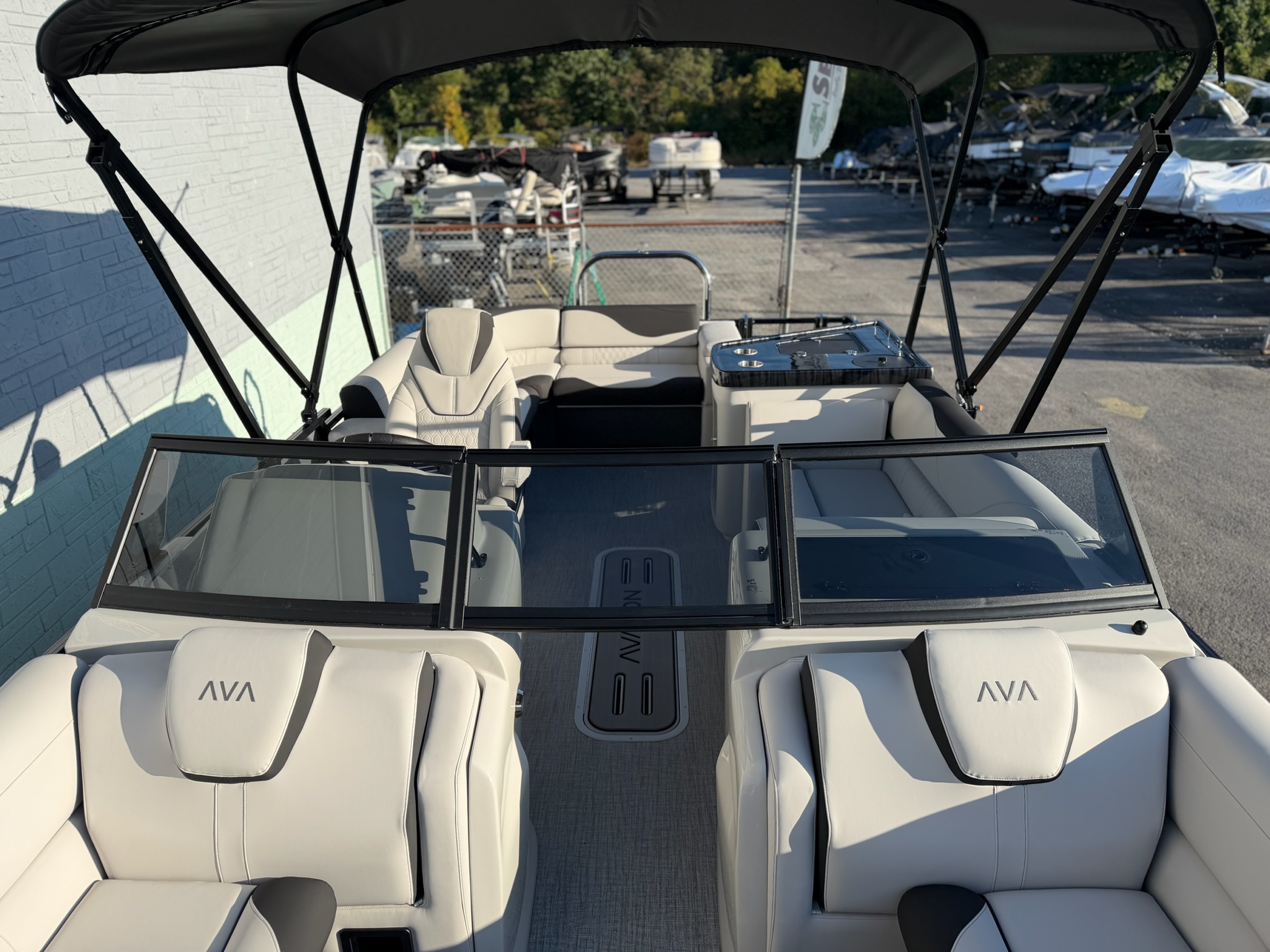 2027 AVALON 2385 LSZ ELITE WINDSHIELD