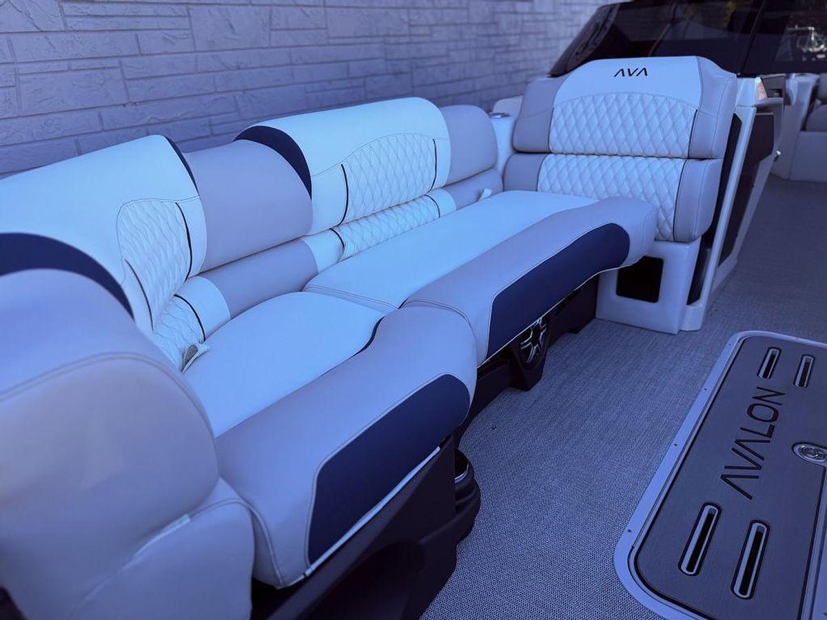 2026 Avalon 2585 Excalibur LTD Flex Windshield