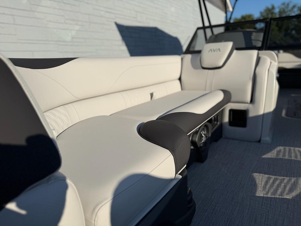2027 AVALON 2385 LSZ ELITE WINDSHIELD