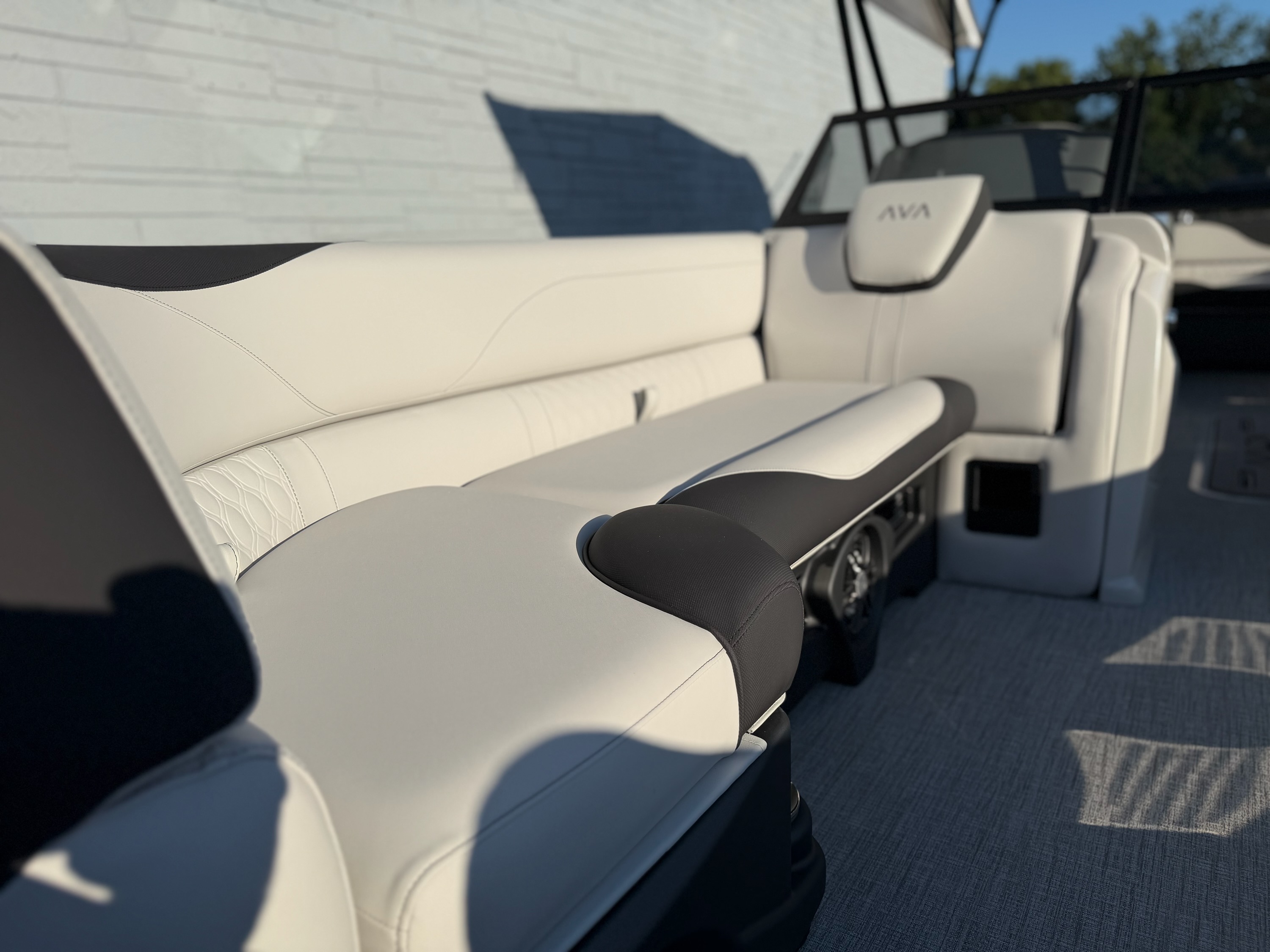 2027 AVALON 2385 LSZ ELITE WINDSHIELD