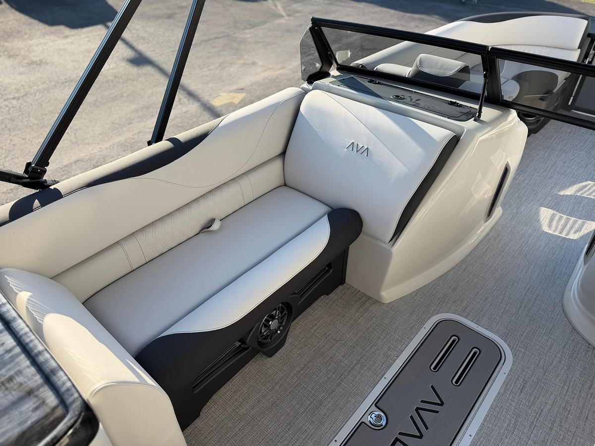 2027 AVALON 2385 LSZ ELITE WINDSHIELD