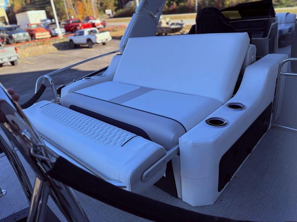 2026 Avalon 2585 Excalibur LTD Flex Windshield