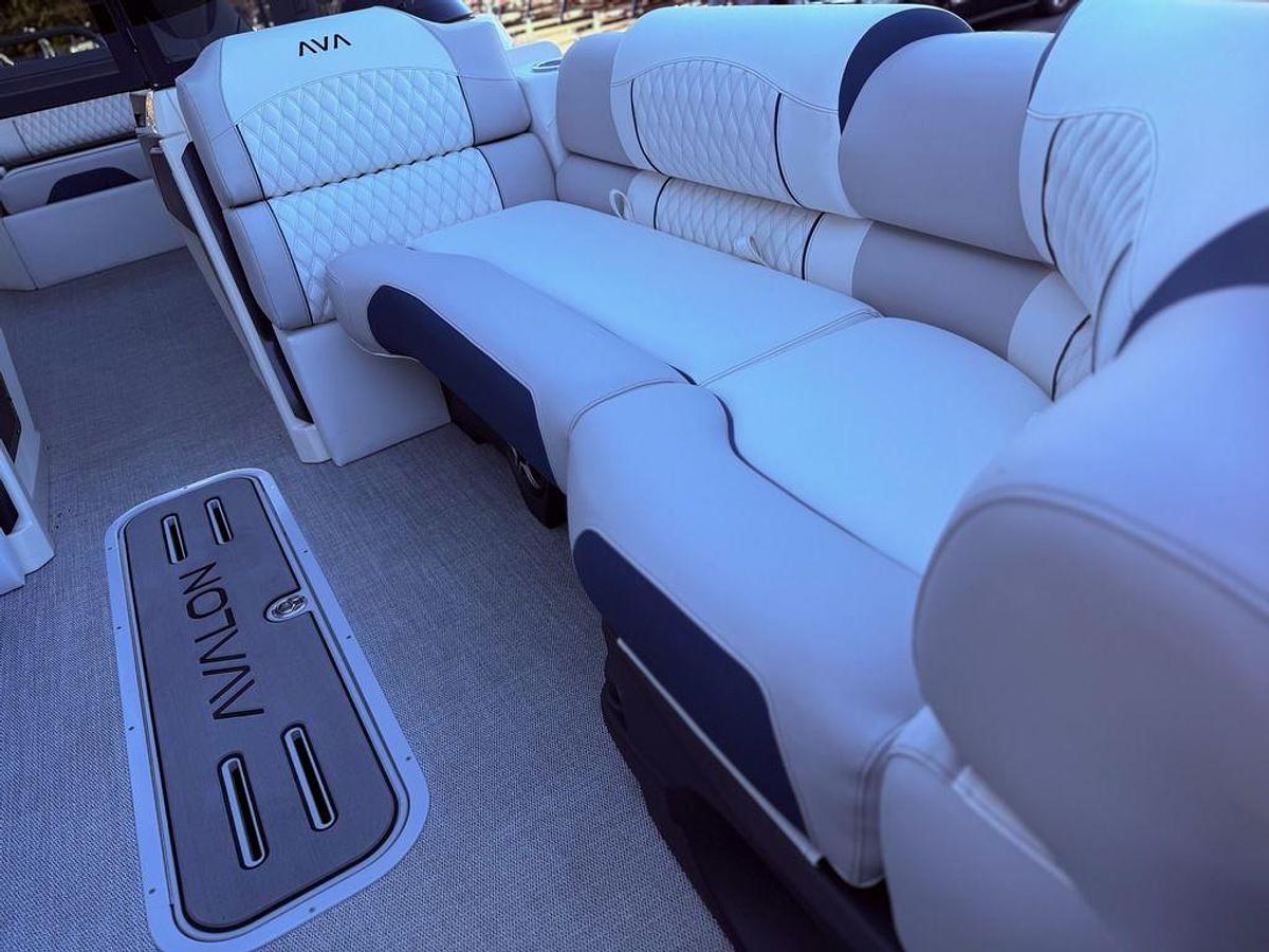 2026 Avalon 2585 Excalibur LTD Flex Windshield