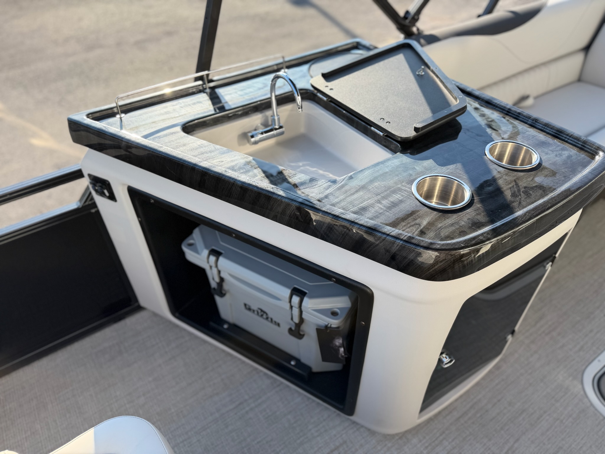 2027 AVALON 2385 LSZ ELITE WINDSHIELD