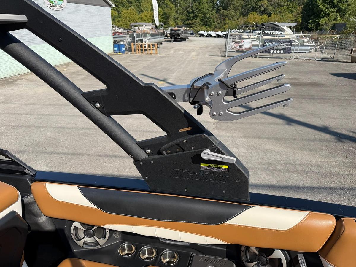 Used 2020 Malibu Wakesetter 23LSV