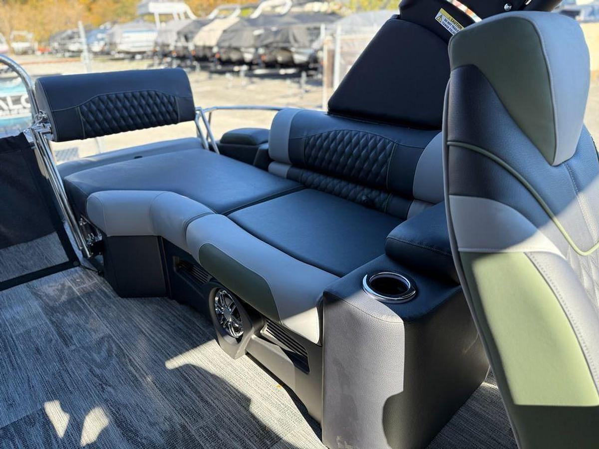 2026 Avalon 2385 Catalina QLS Windshield