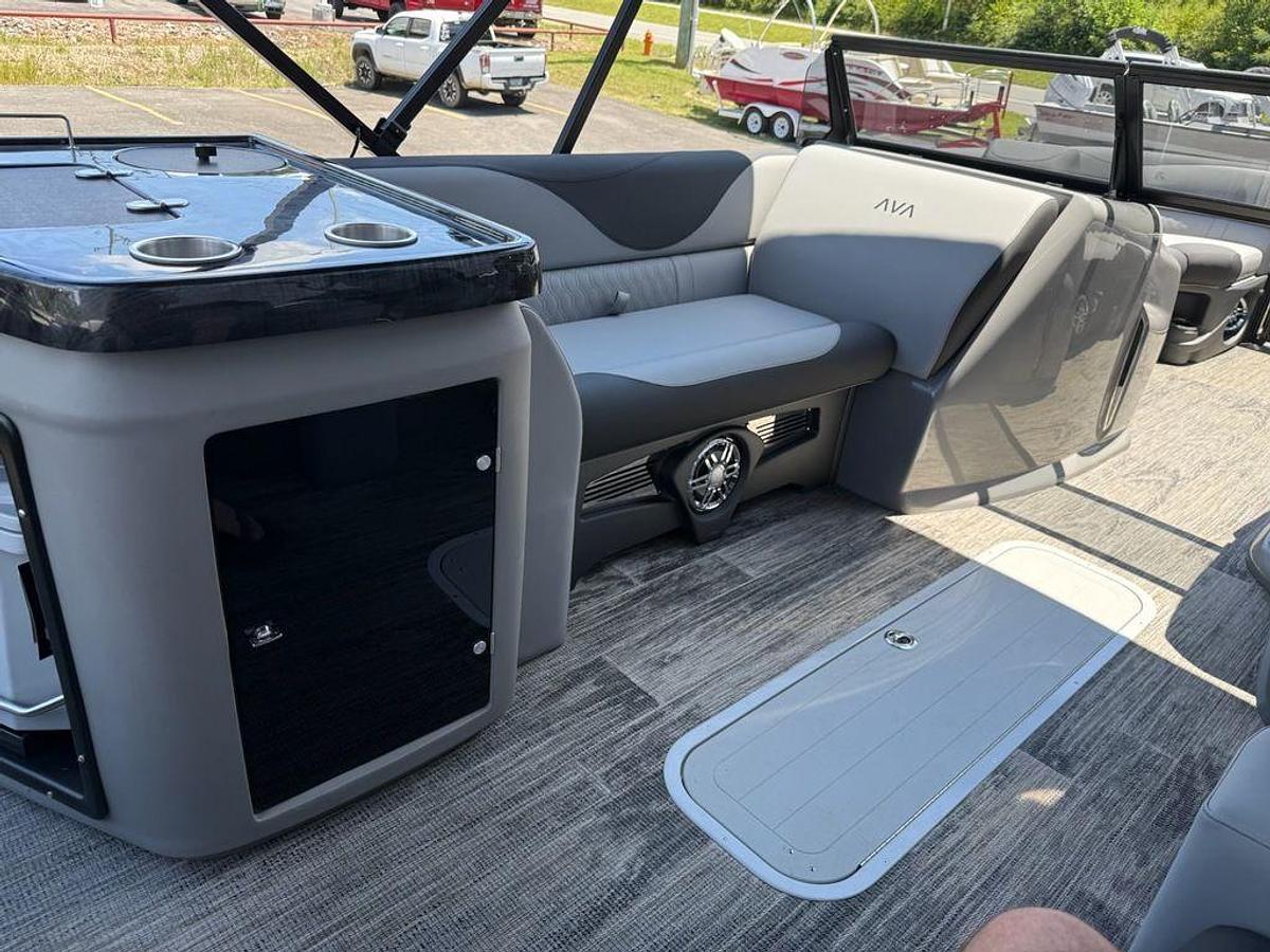 2025 Avalon 2385 LSZ Elite Windshield