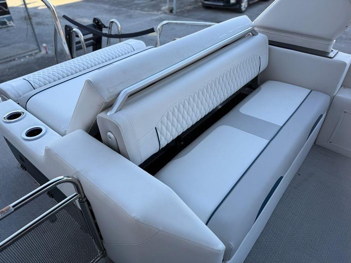 2026 Avalon 2585 Excalibur LTD Flex Windshield