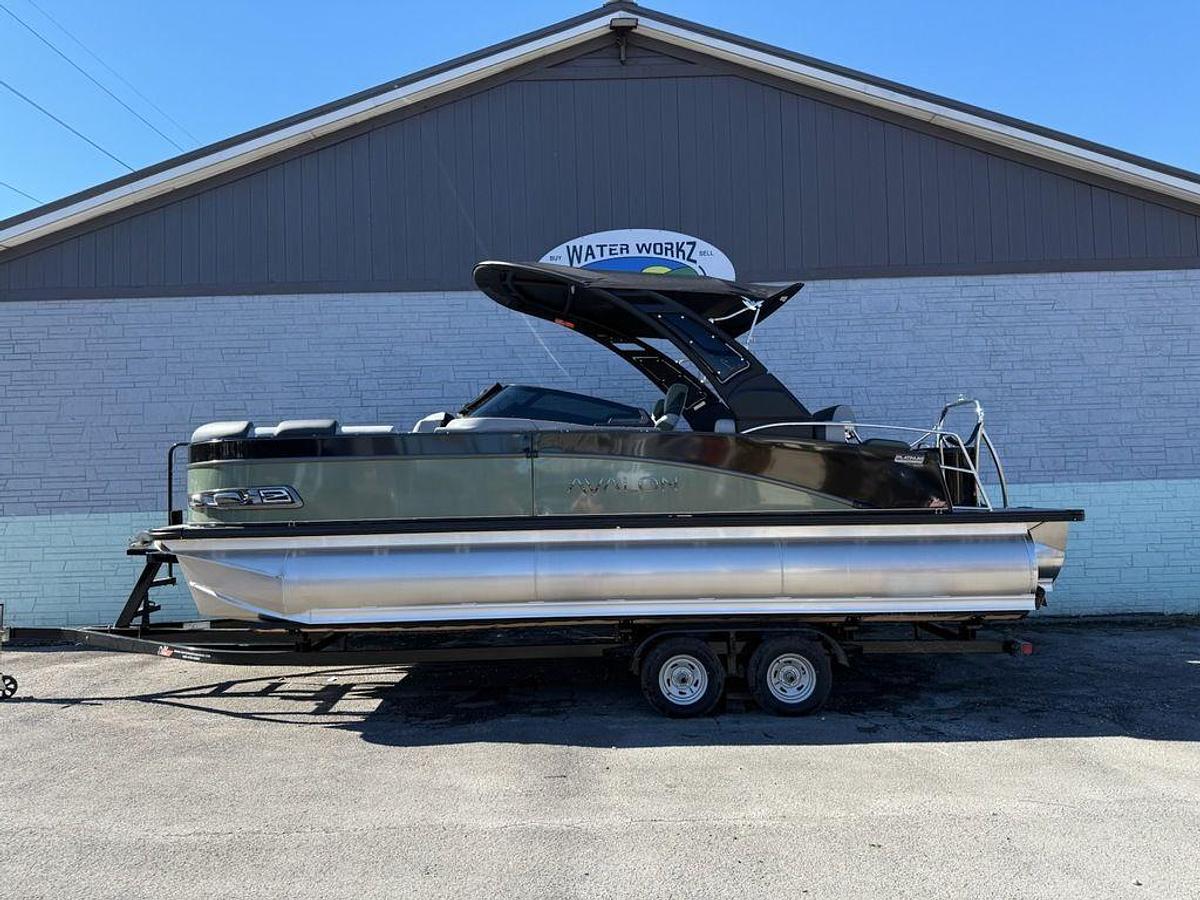 2026 Avalon 2385 Catalina QLS Windshield