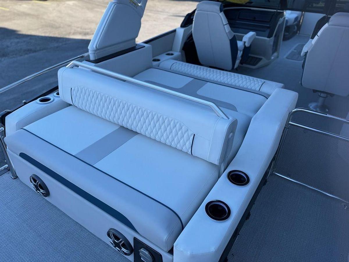 2026 Avalon 2585 Excalibur LTD Flex Windshield