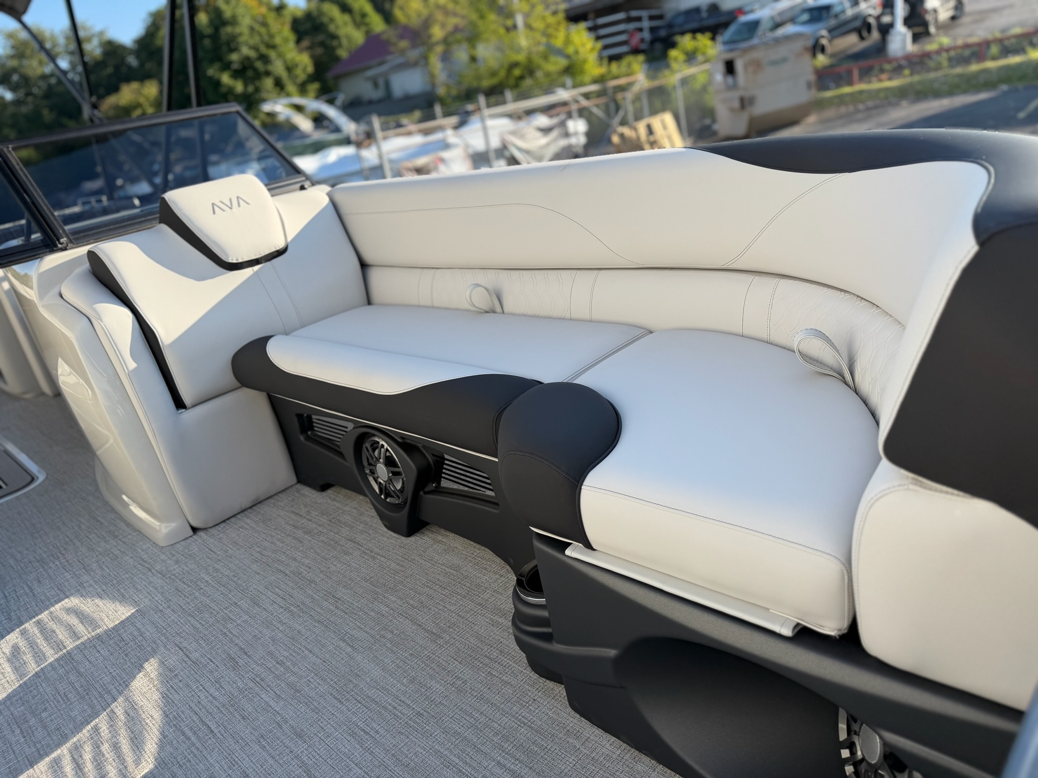 2027 AVALON 2385 LSZ ELITE WINDSHIELD