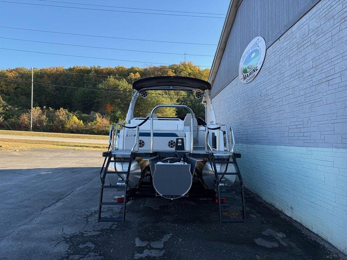 2026 Avalon 2585 Excalibur LTD Flex Windshield