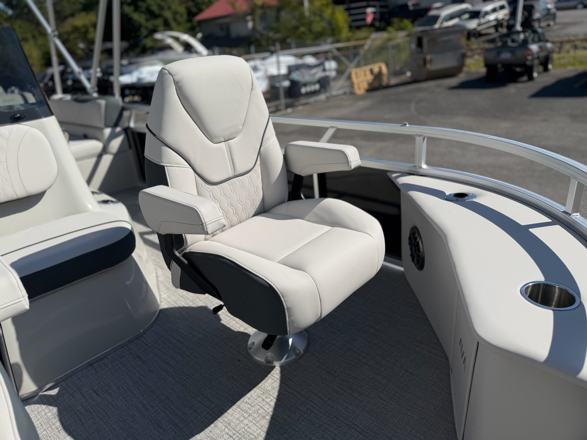 2027 AVALON 2385 VENTURE 85 CENTER FISH