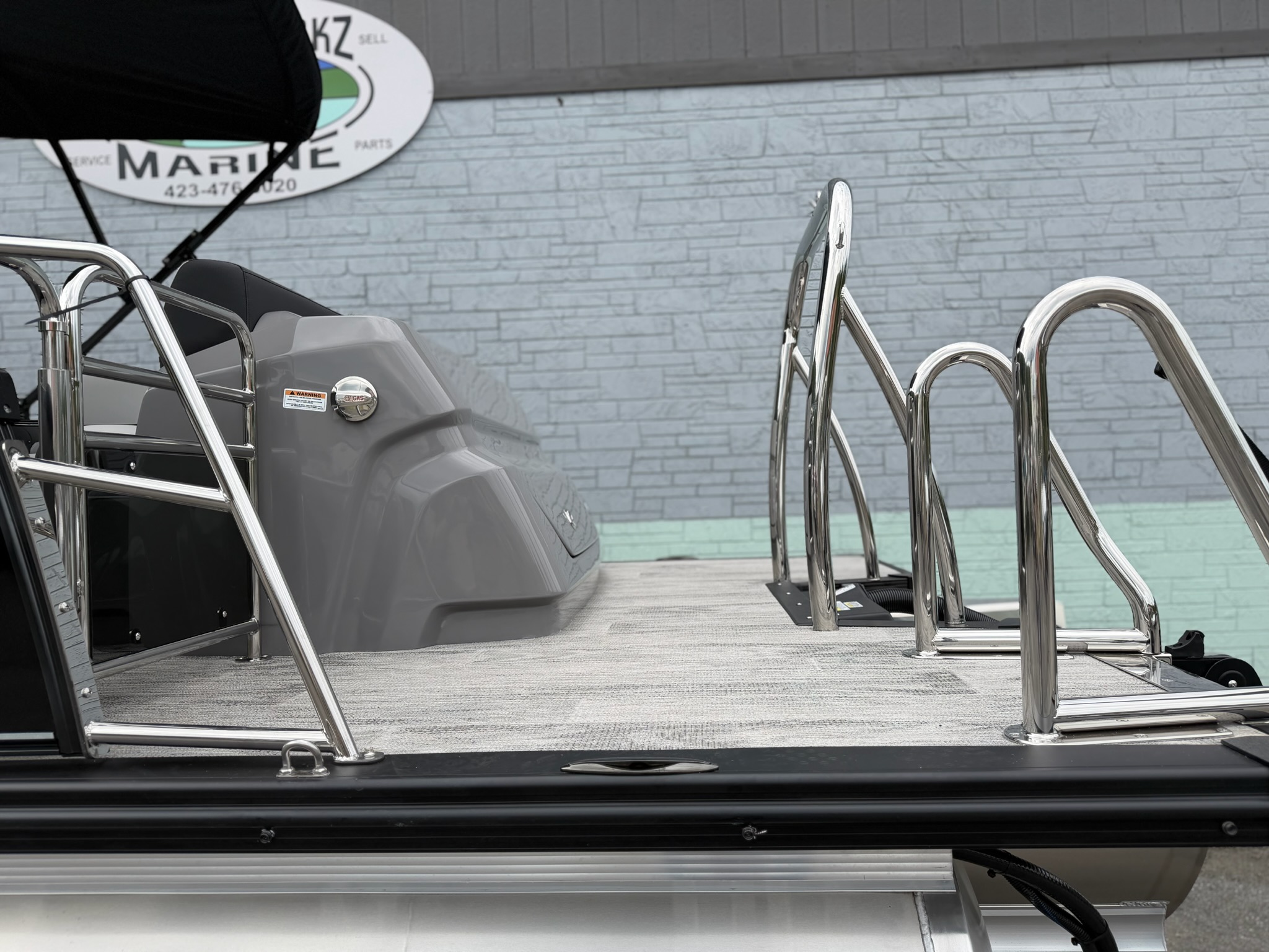 2027 AVALON CATALINA 2585 ELITE WINDSHIELD