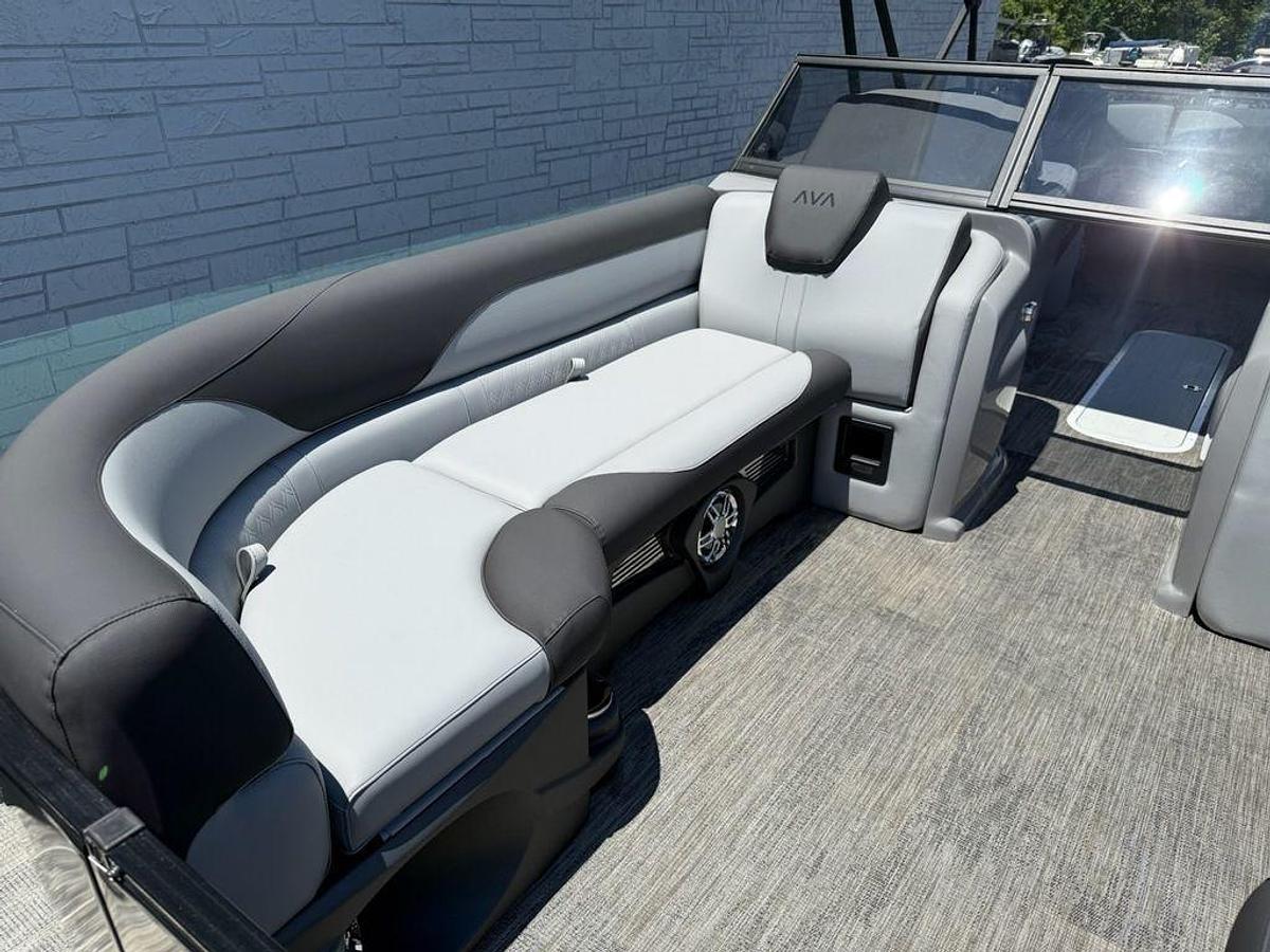 2025 Avalon 2385 LSZ Elite Windshield