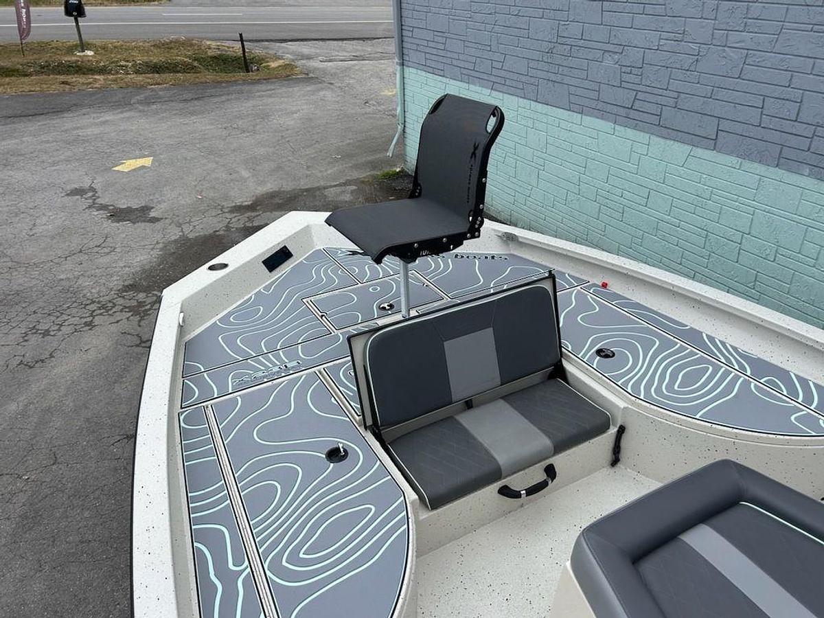 2025 Xpress X23 Bay Lounge