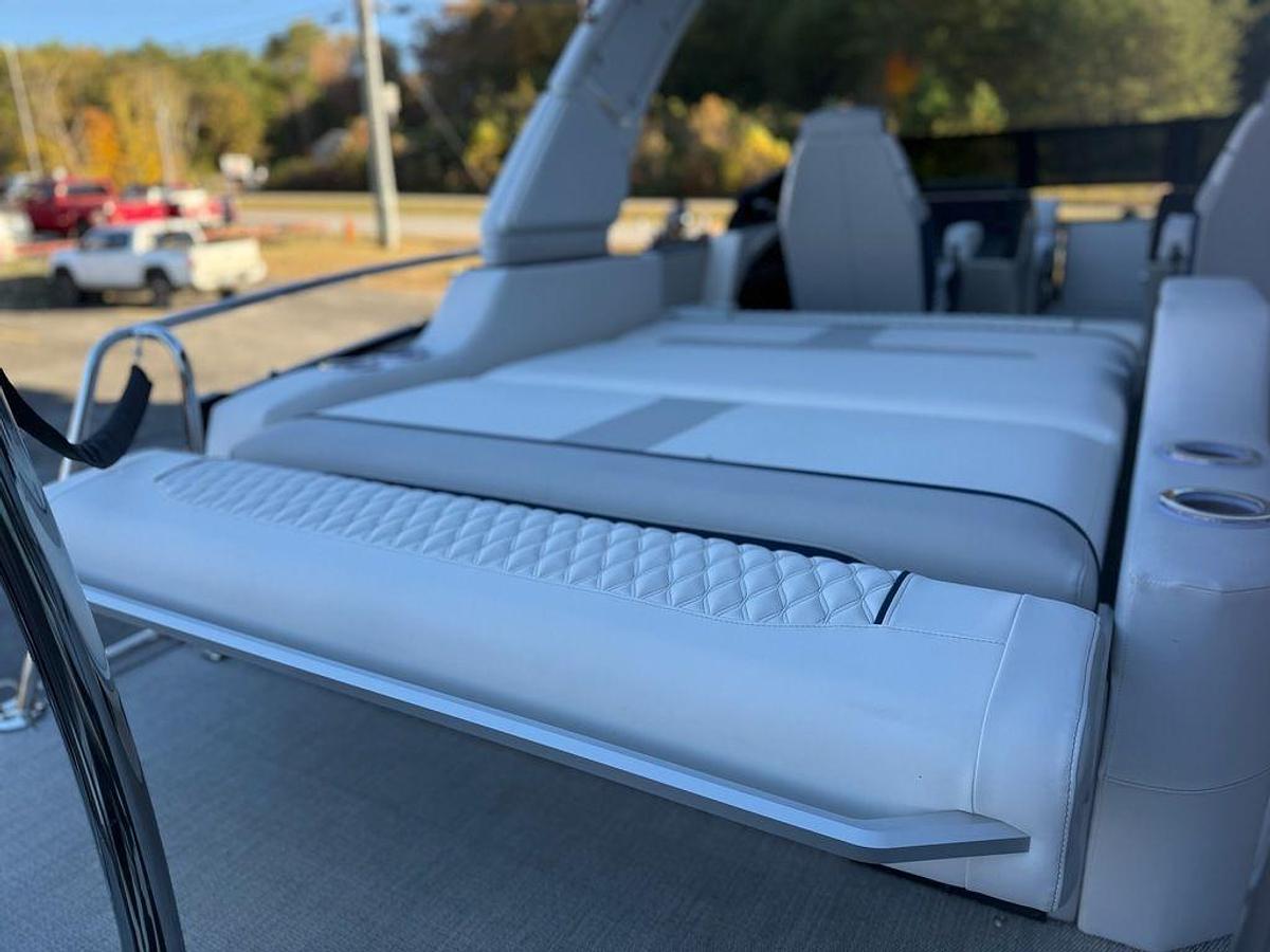 2026 Avalon 2585 Excalibur LTD Flex Windshield