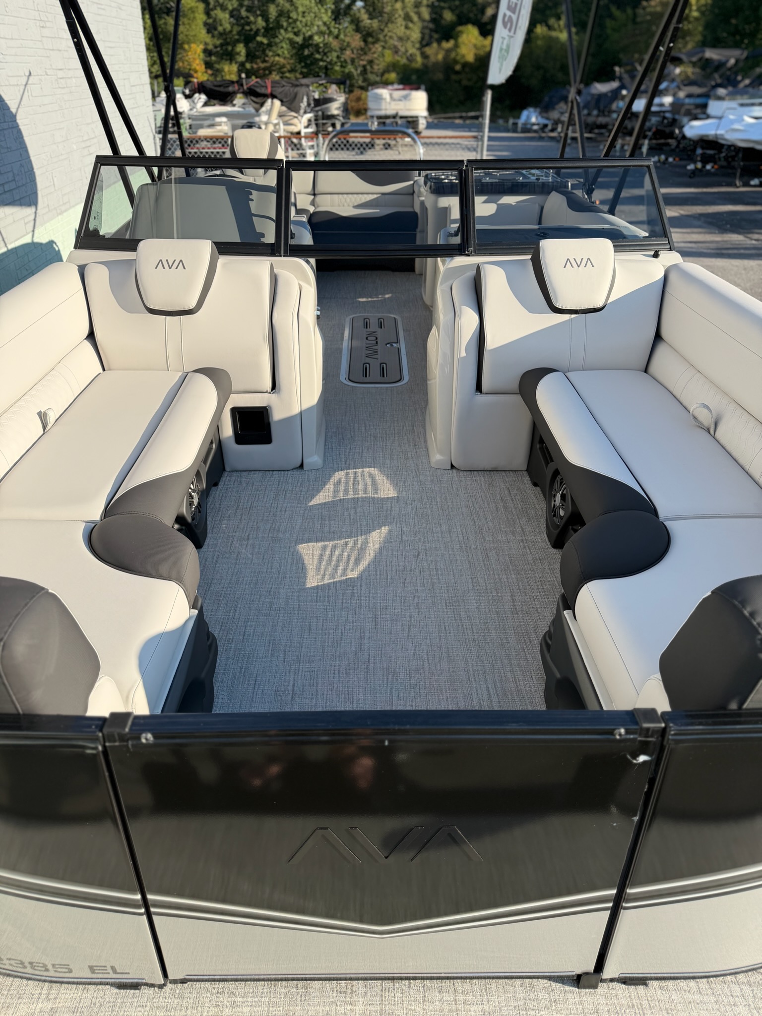 2027 AVALON 2385 LSZ ELITE WINDSHIELD