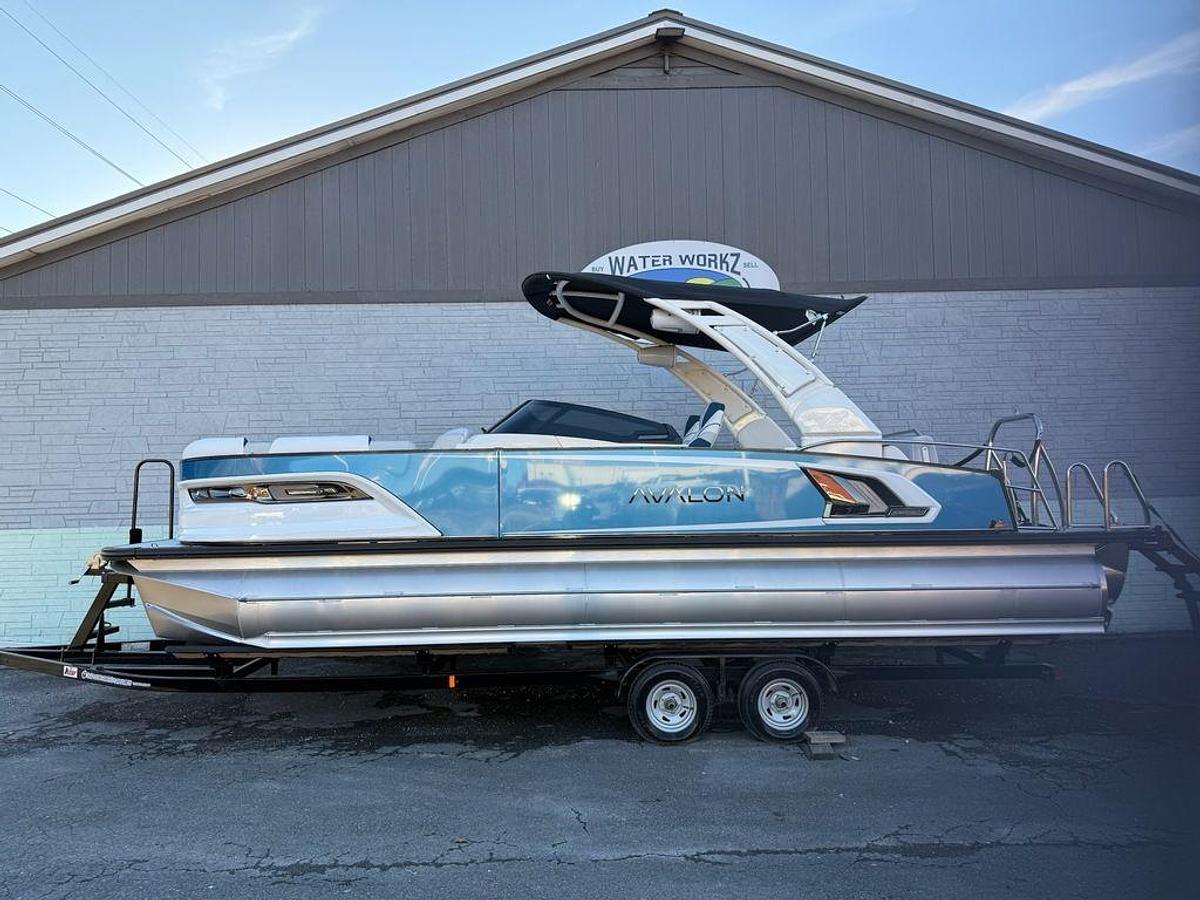 2026 Avalon 2585 Excalibur LTD Flex Windshield