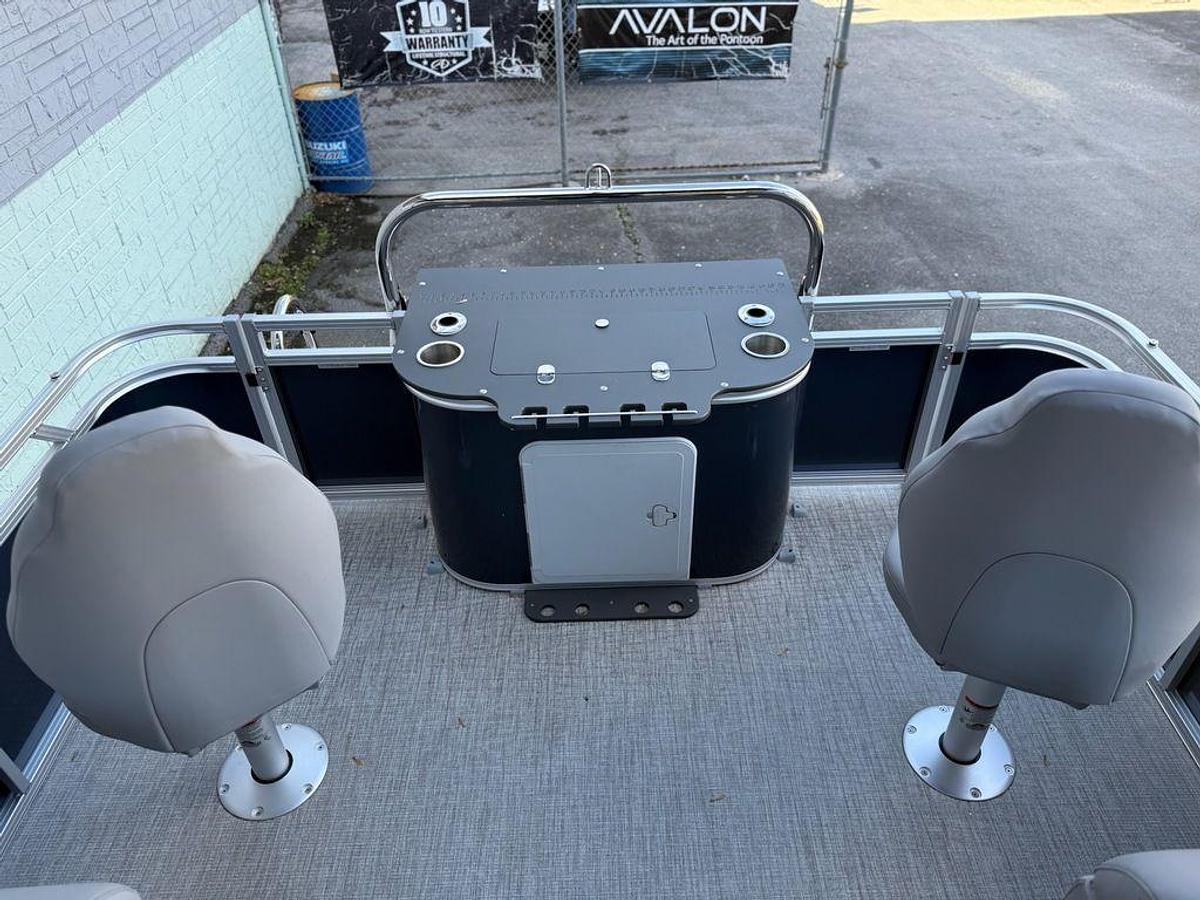 2026 Avalon 2385 Venture 85 Center Fish