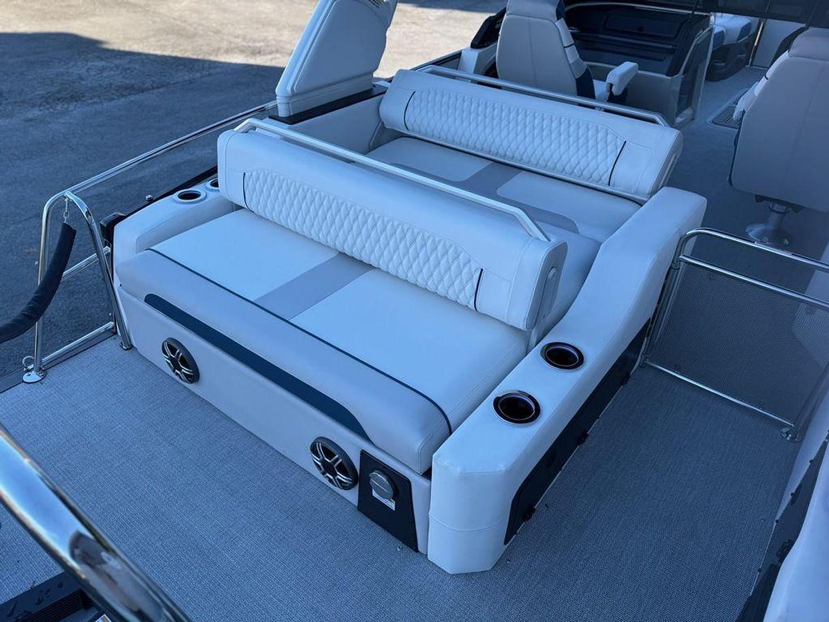 2026 Avalon 2585 Excalibur LTD Flex Windshield