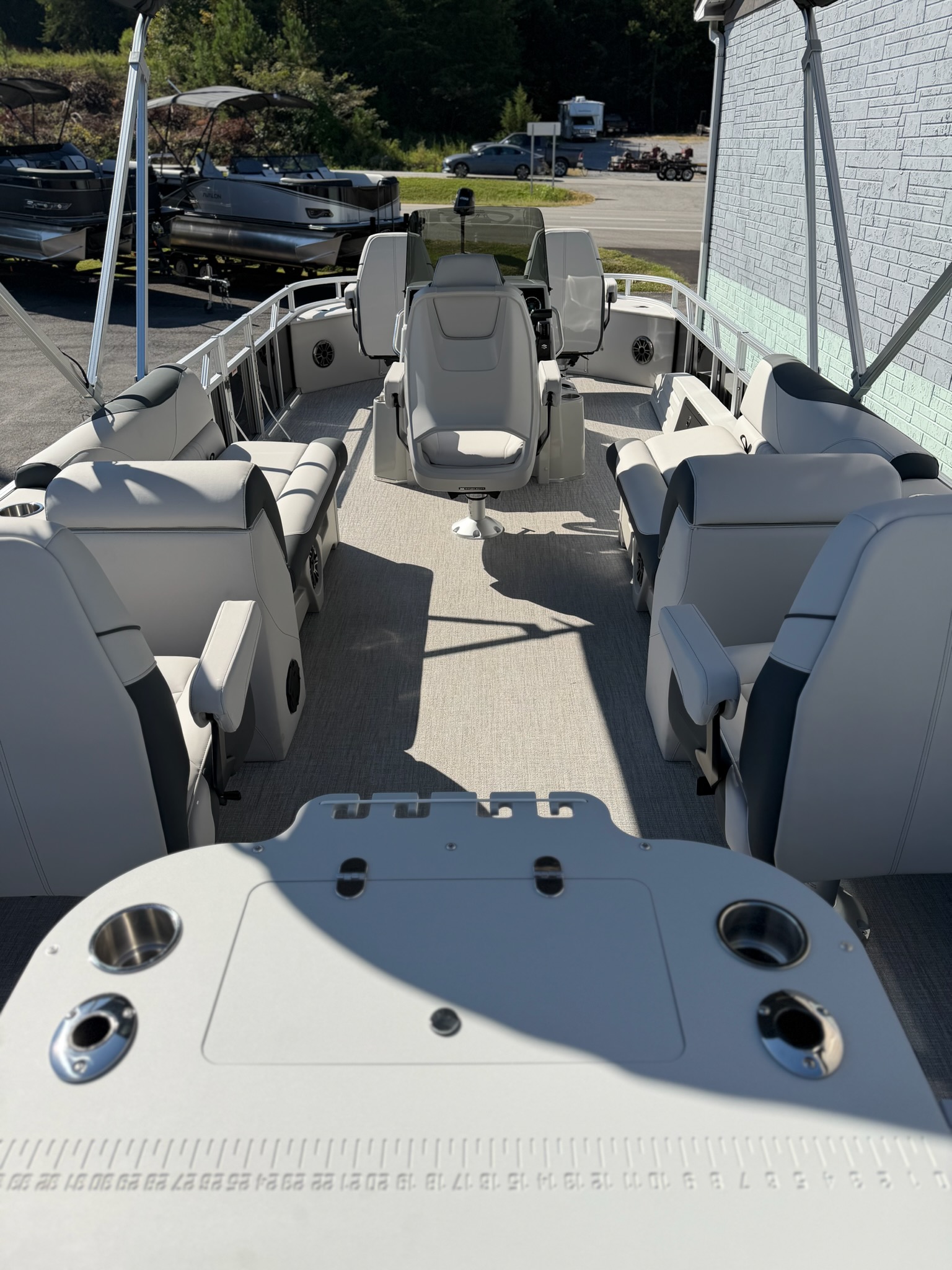 2027 AVALON 2385 VENTURE 85 CENTER FISH
