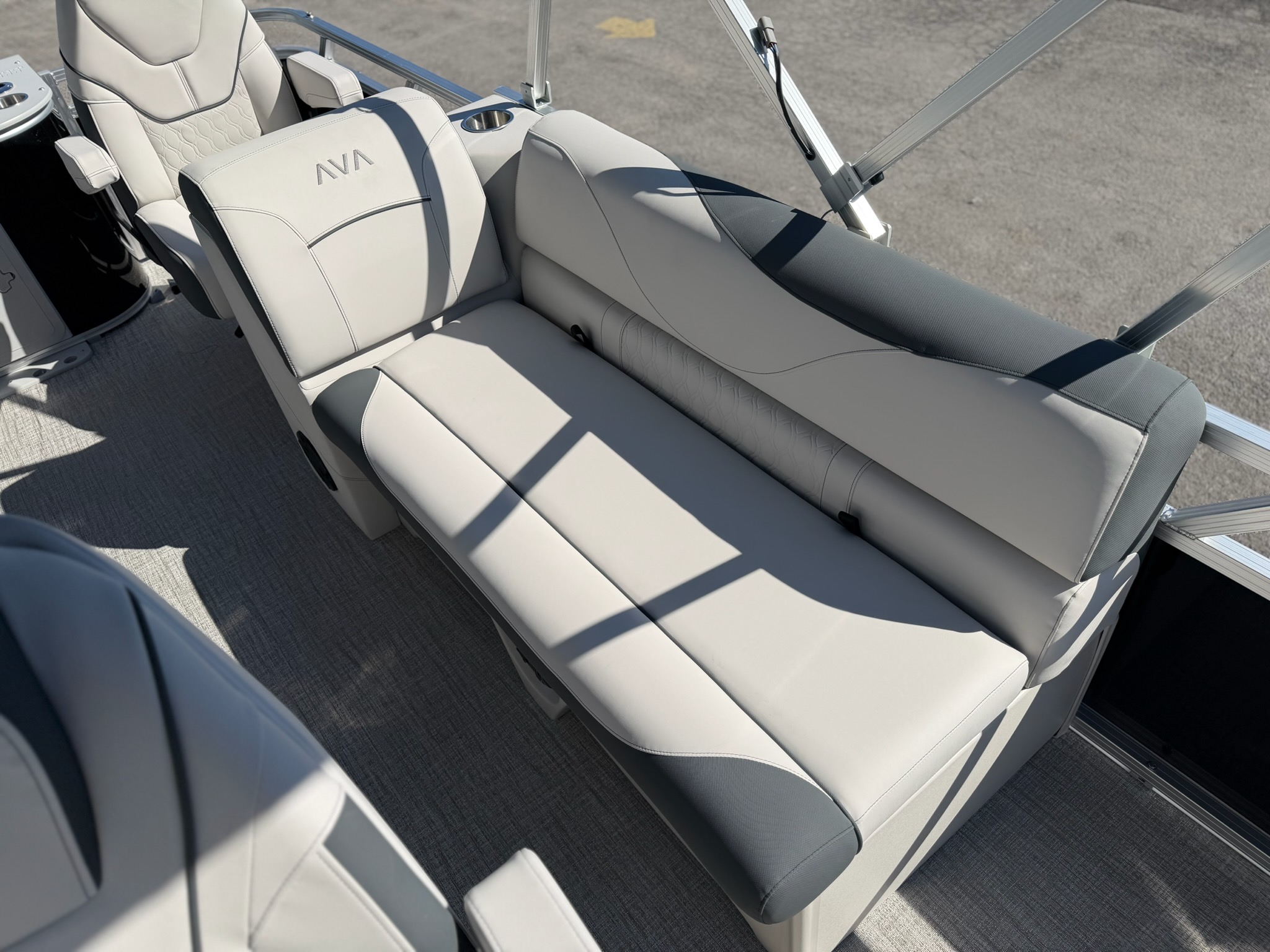 2027 AVALON 2385 VENTURE 85 CENTER FISH