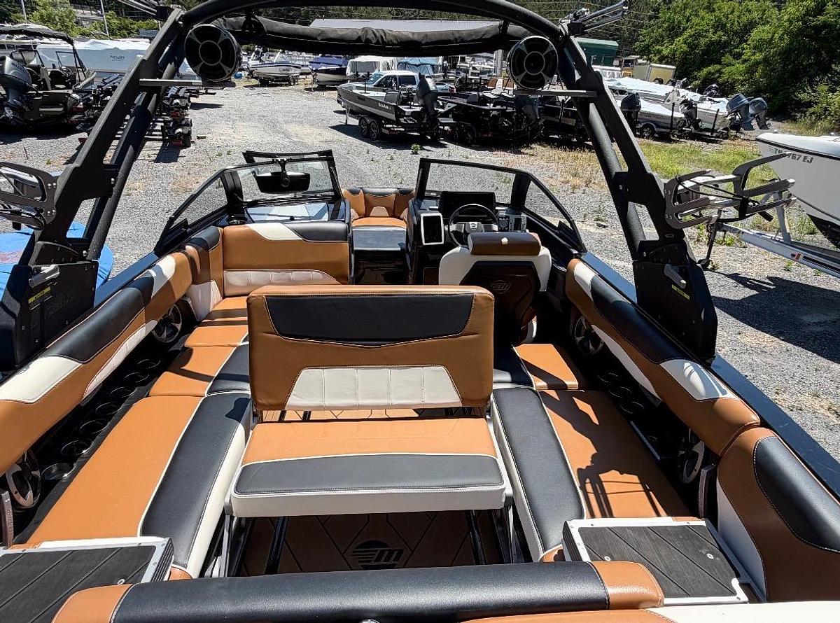 Used 2020 Malibu Wakesetter 23LSV