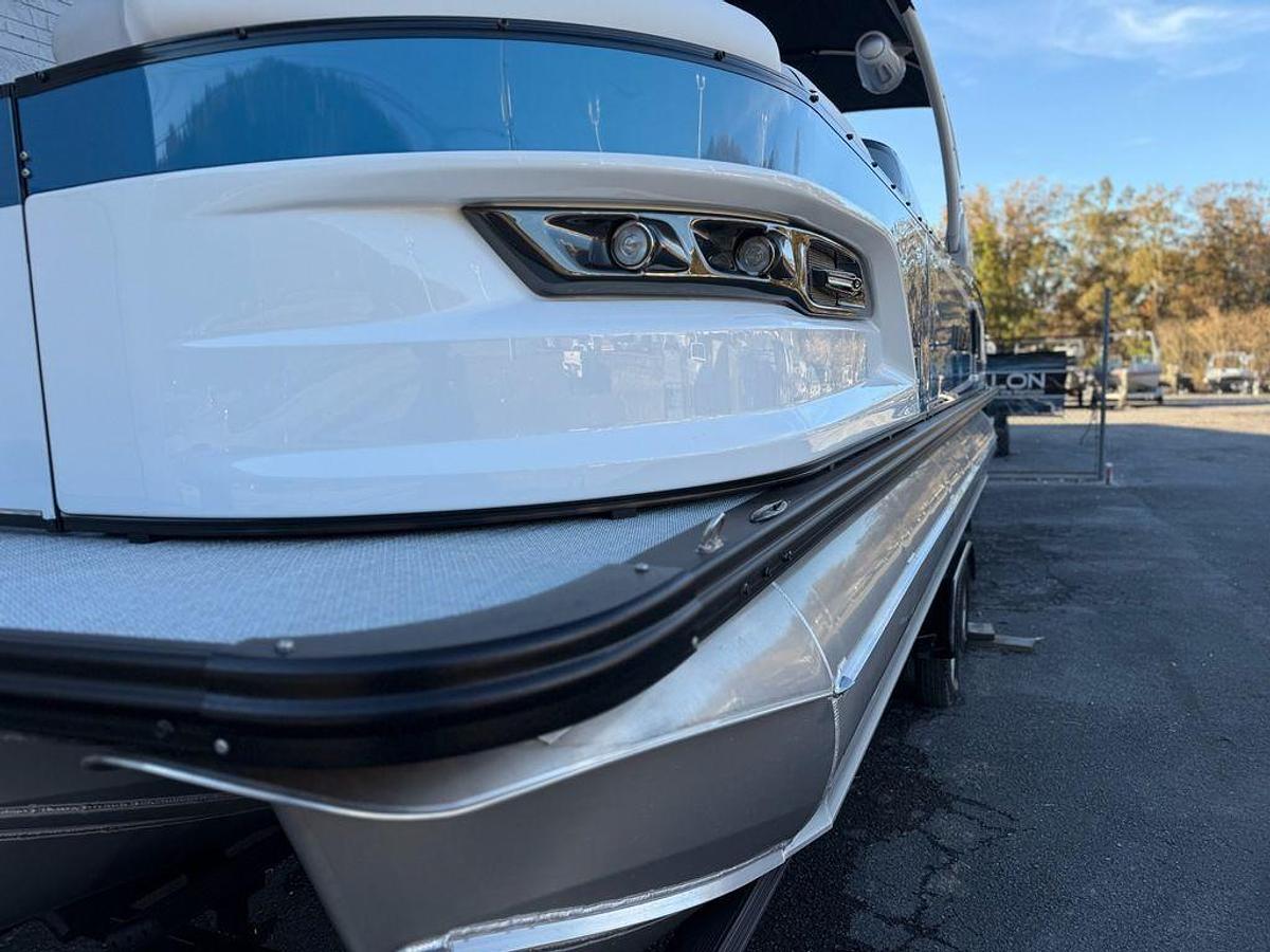 2026 Avalon 2585 Excalibur LTD Flex Windshield