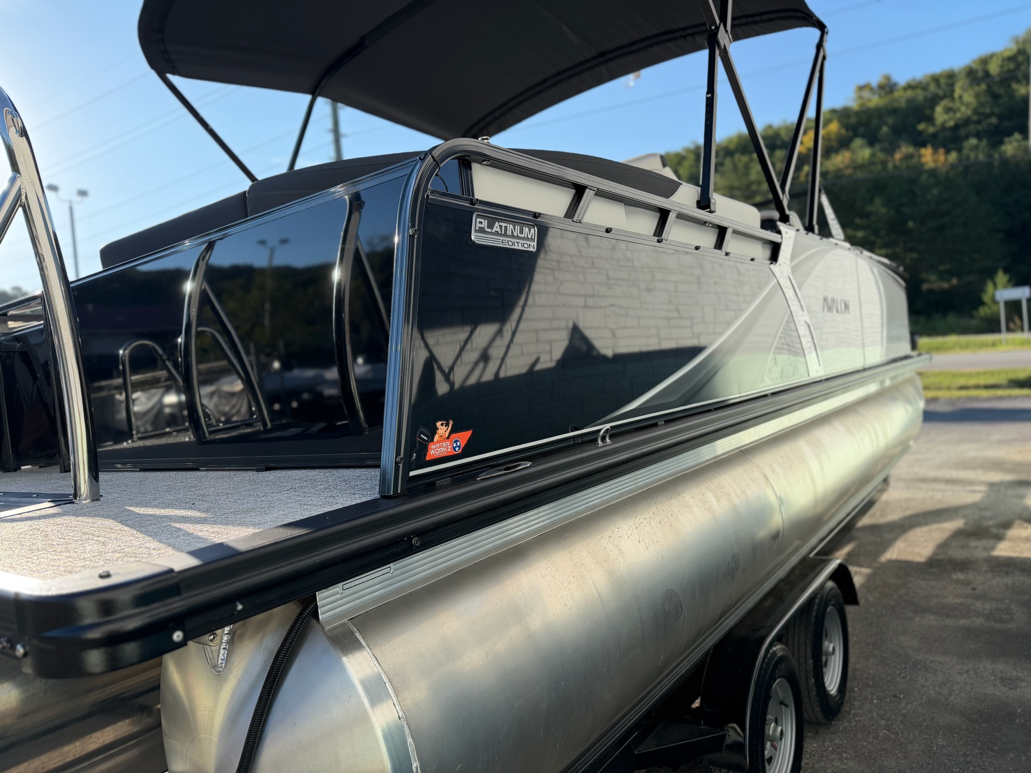 2027 AVALON 2385 LSZ ELITE WINDSHIELD