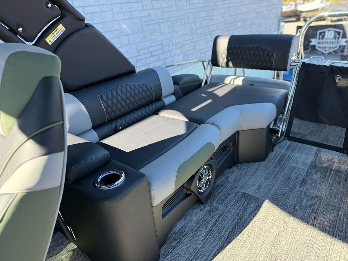 2026 Avalon 2385 Catalina QLS Windshield