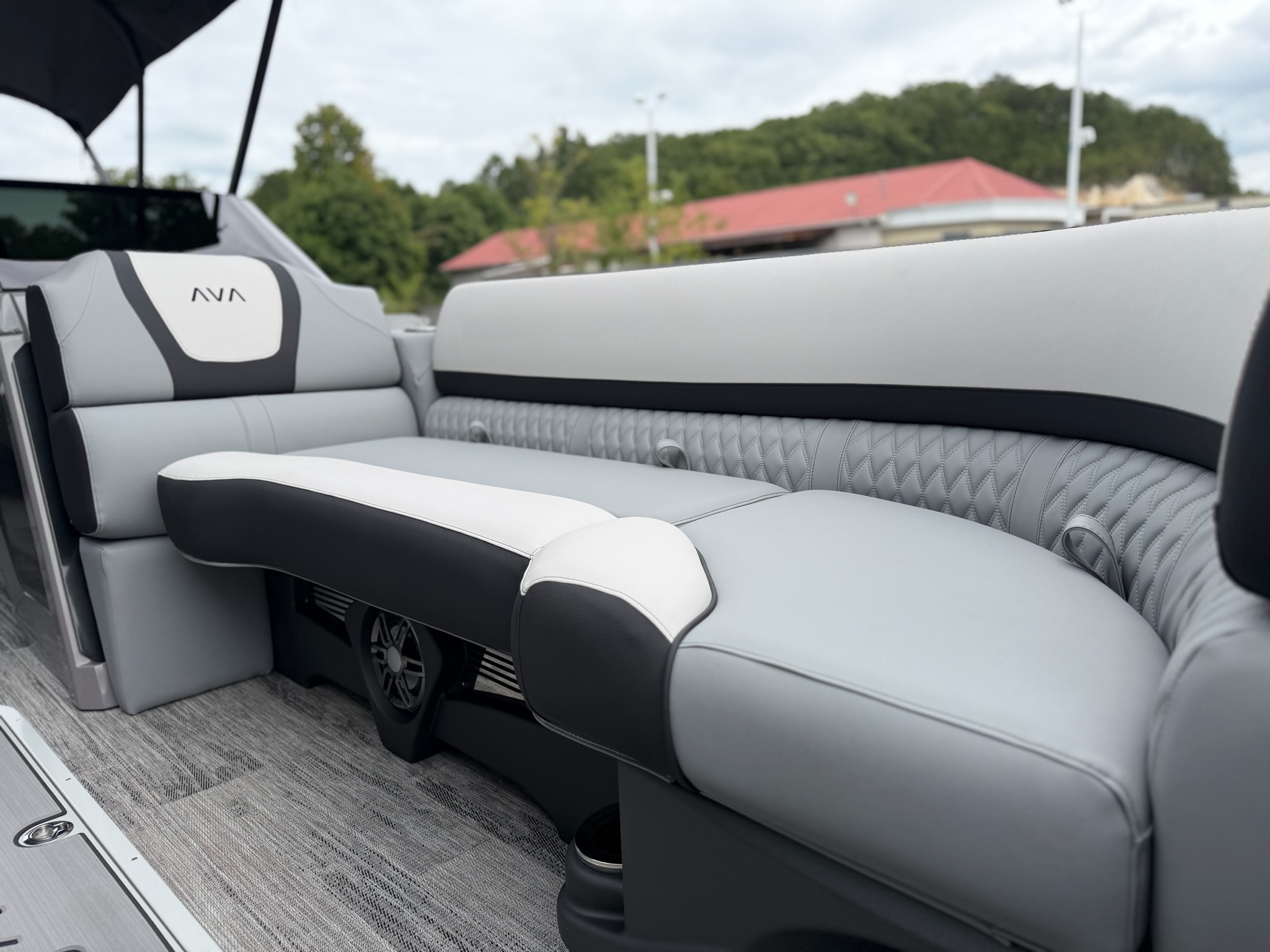 2027 AVALON CATALINA 2585 ELITE WINDSHIELD