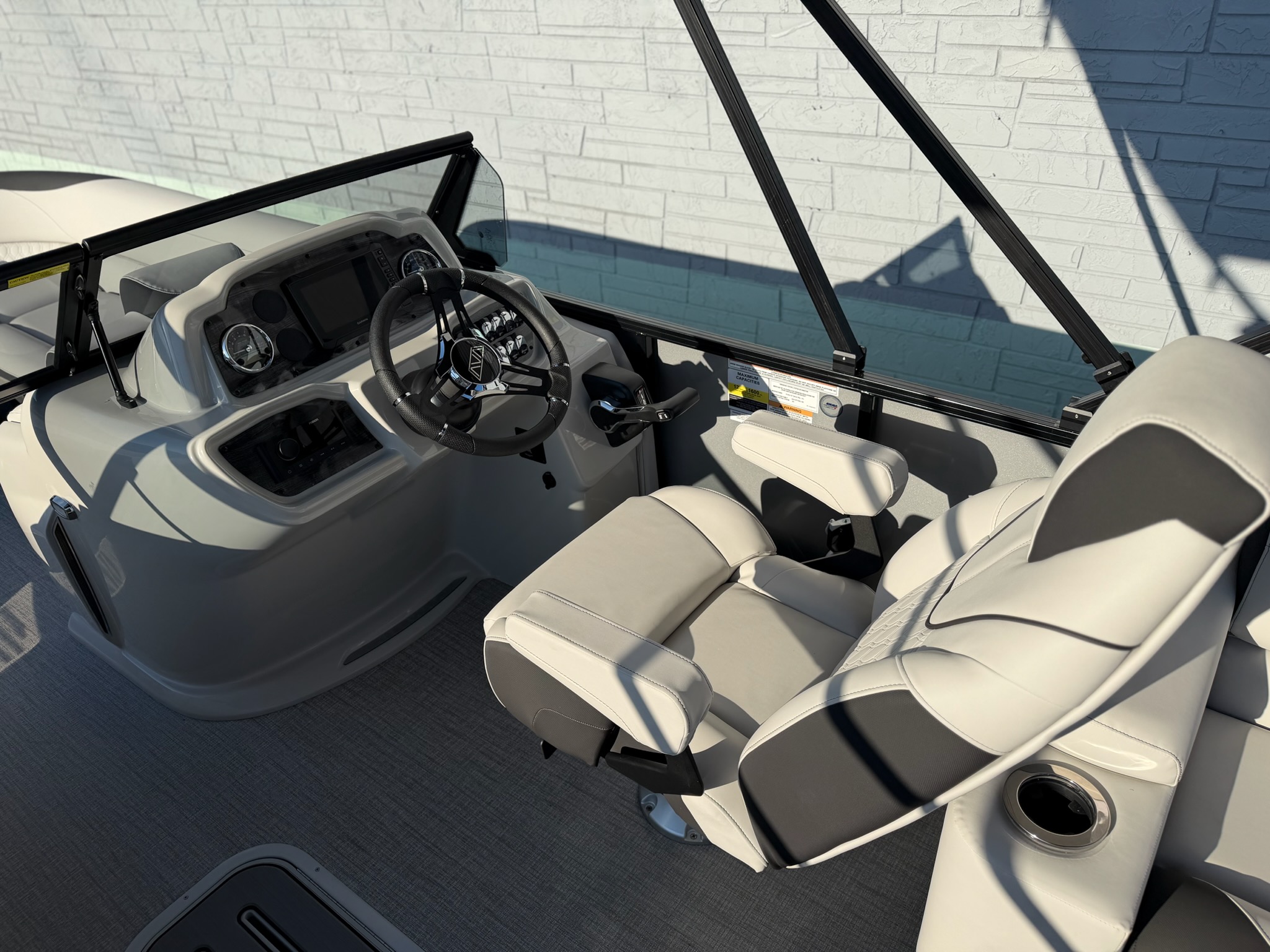2027 AVALON 2385 LSZ ELITE WINDSHIELD