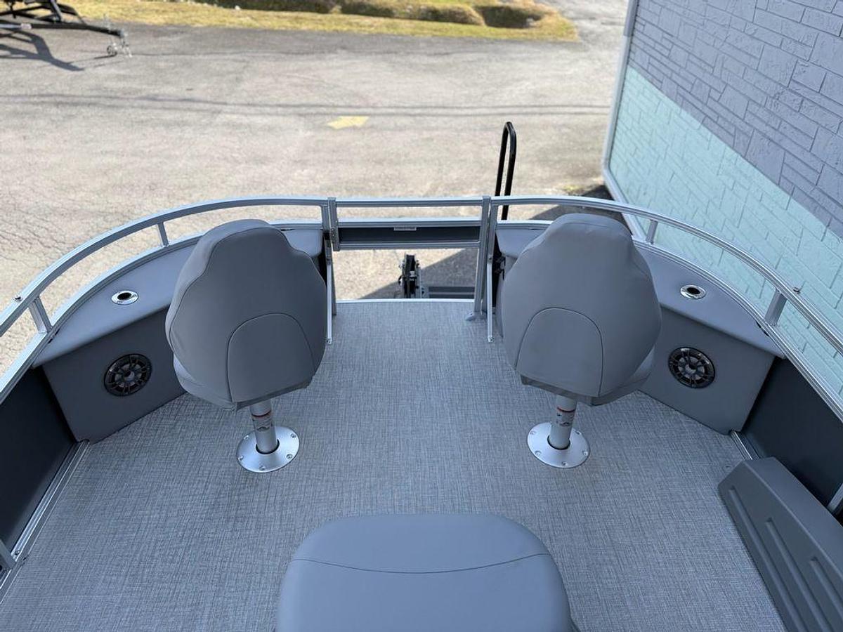 2026 Avalon 2385 Venture 85 Center Fish