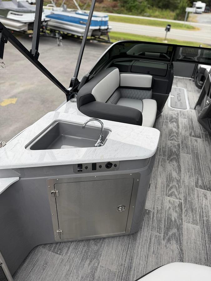 2027 AVALON CATALINA 2585 ELITE WINDSHIELD