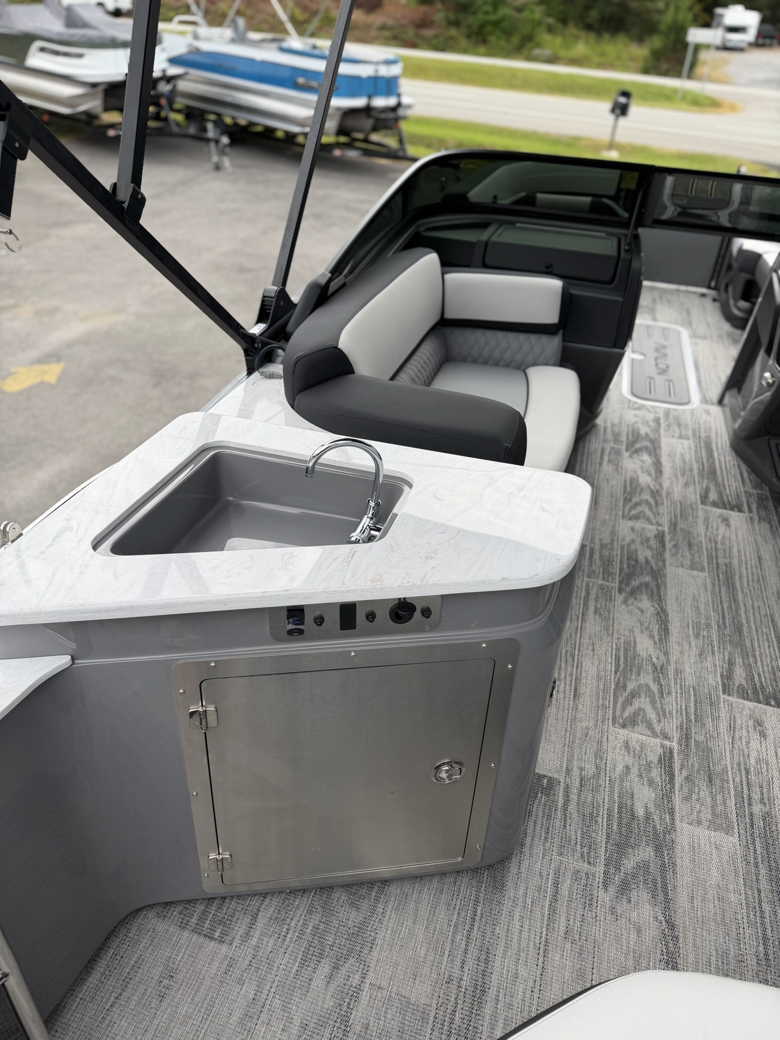 2027 AVALON CATALINA 2585 ELITE WINDSHIELD