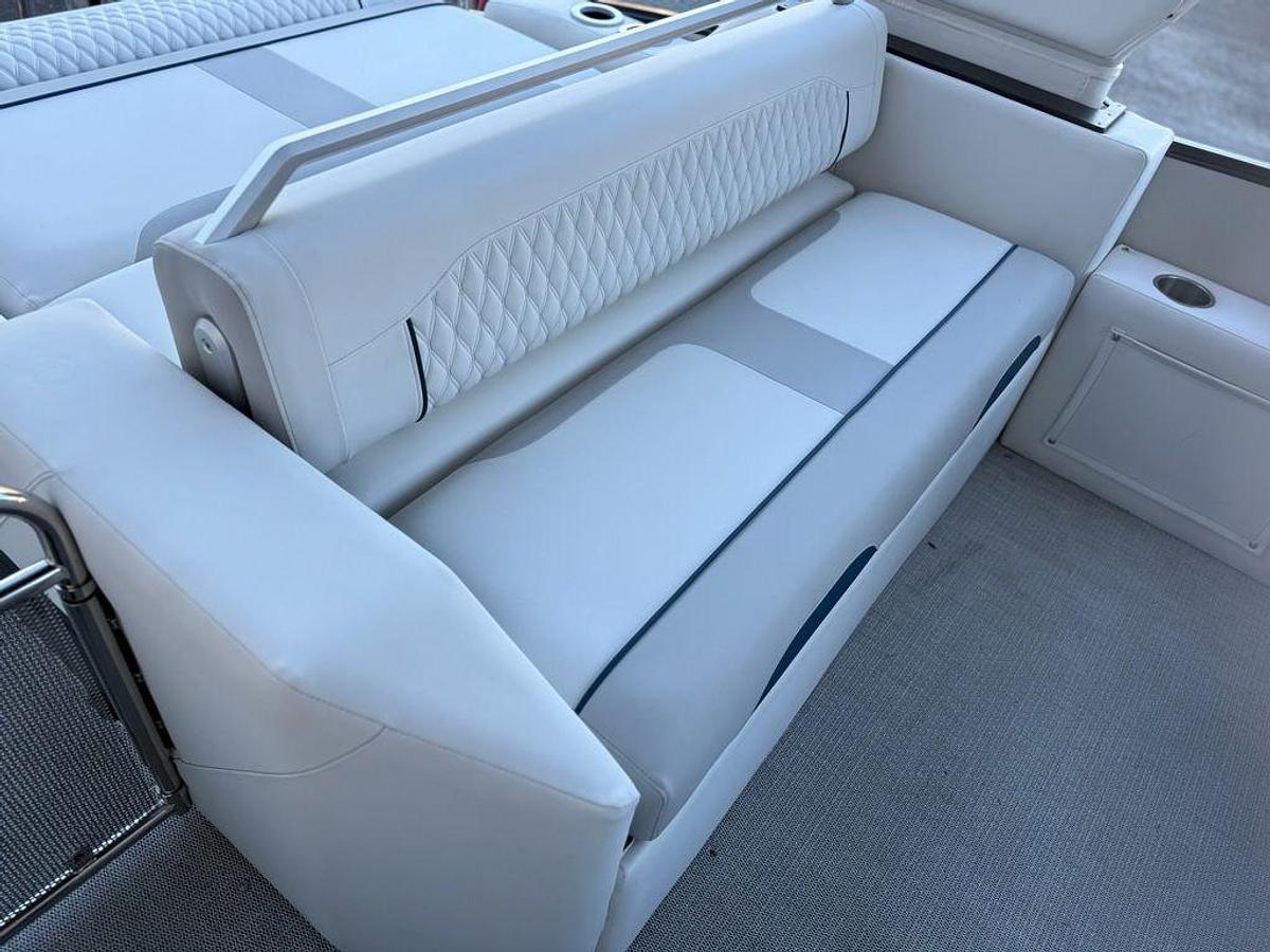 2026 Avalon 2585 Excalibur LTD Flex Windshield