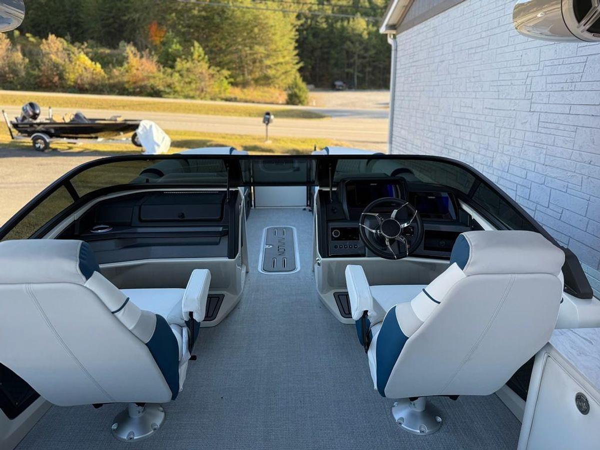 2026 Avalon 2585 Excalibur LTD Flex Windshield