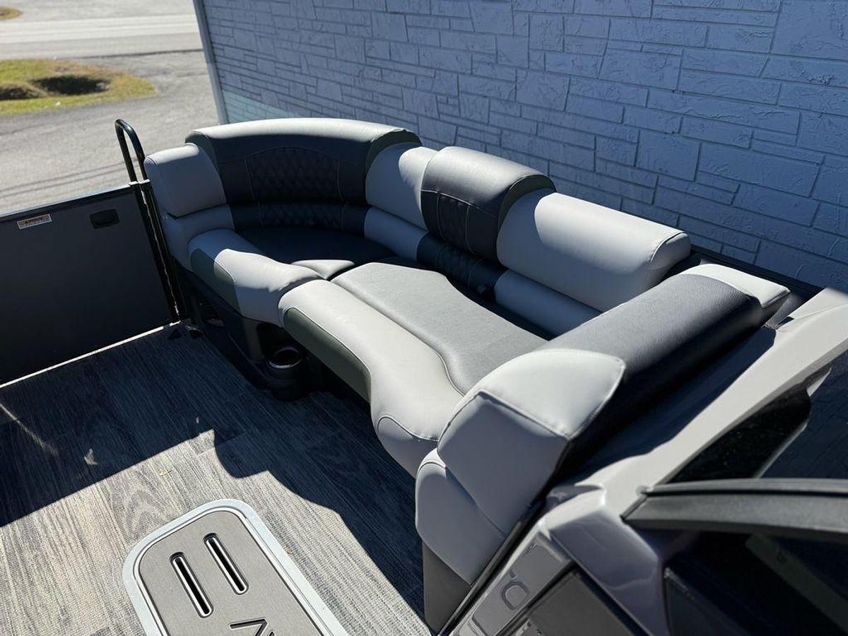 2026 Avalon 2385 Catalina QLS Windshield