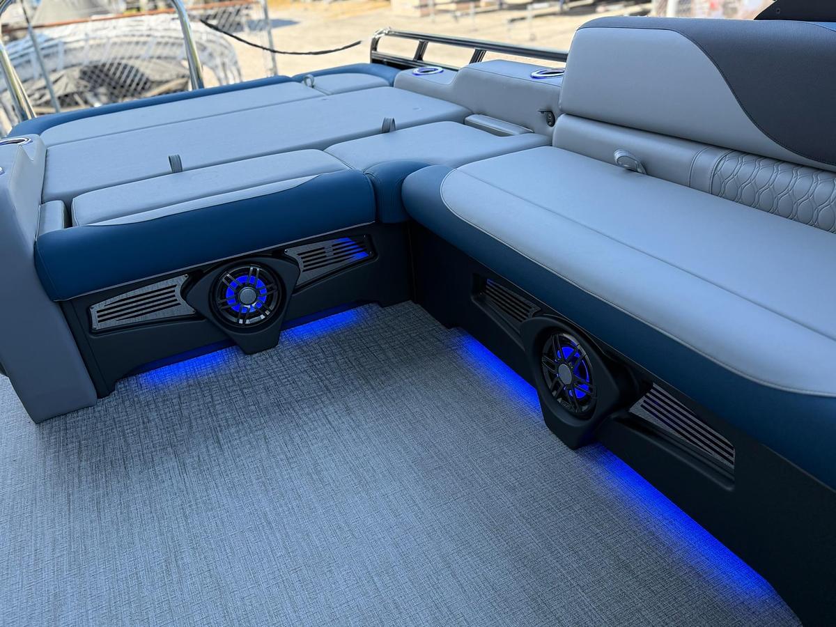 2026 AVALON 2385 LSZ VRB WINDSHIELD