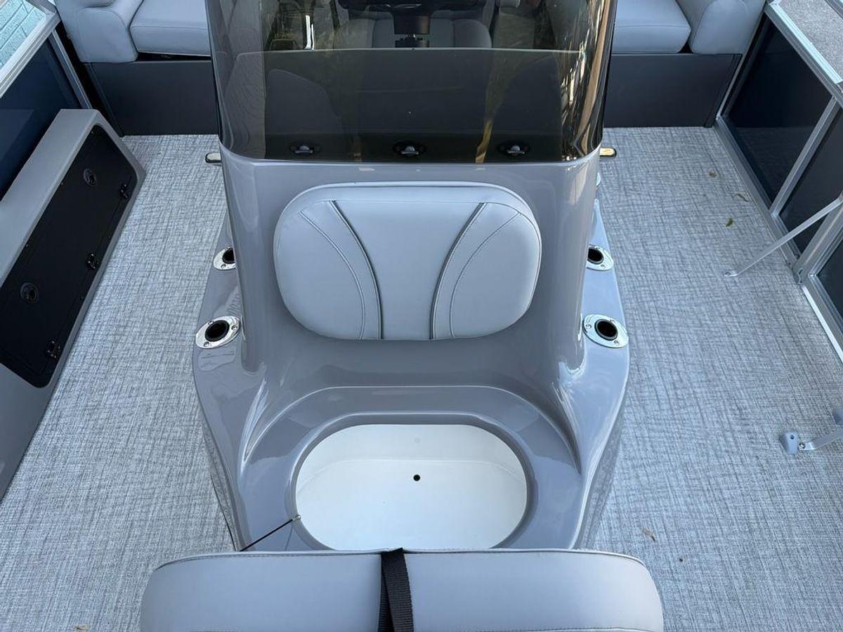 2026 Avalon 2385 Venture 85 Center Fish