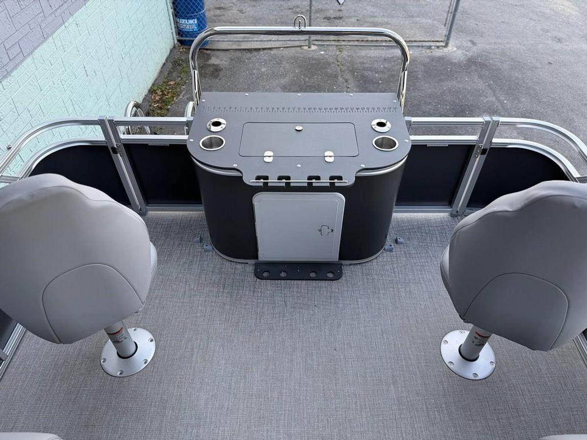 2026 Avalon 2385 Venture 85 Center Fish