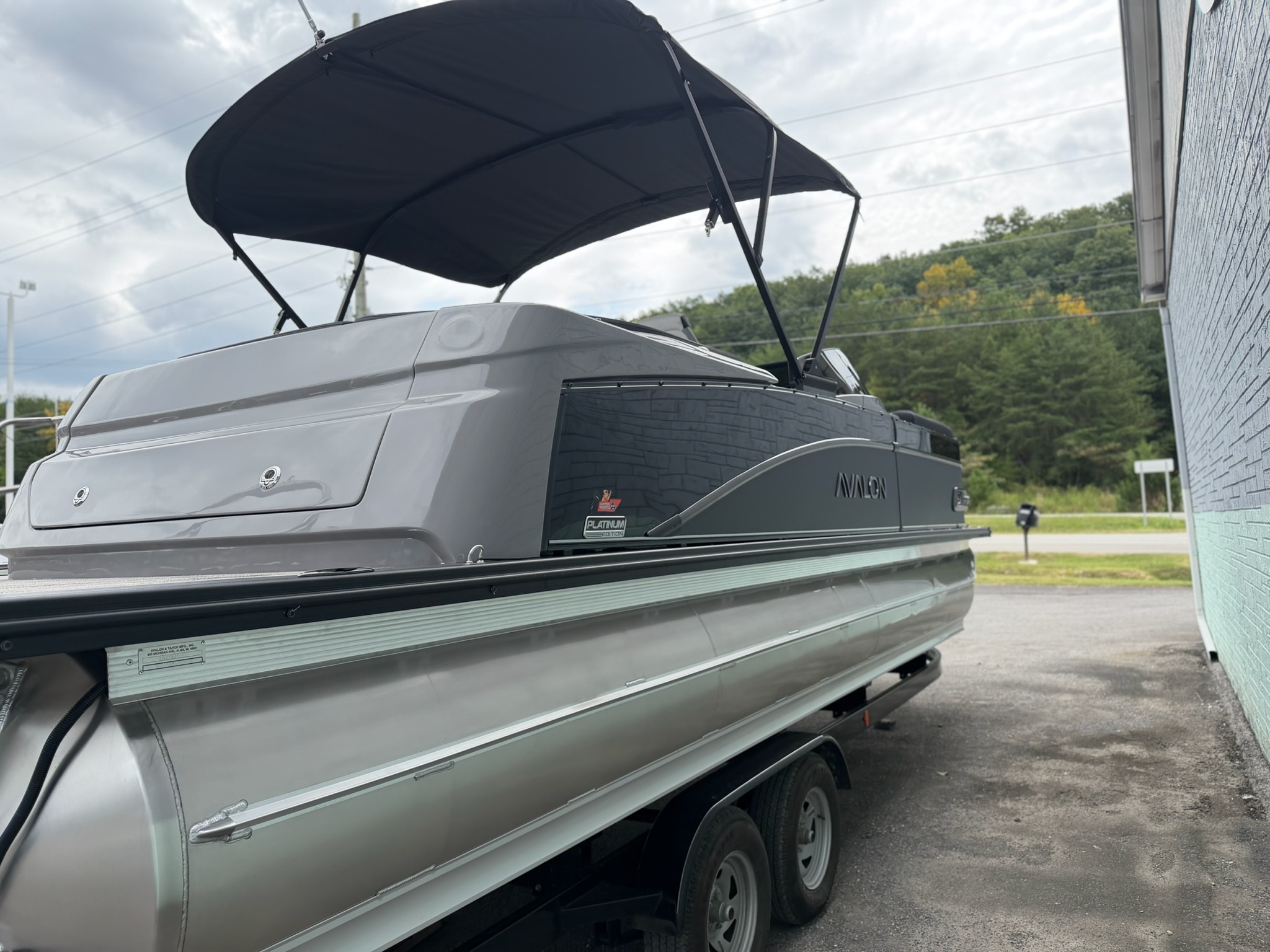 2027 AVALON CATALINA 2585 ELITE WINDSHIELD