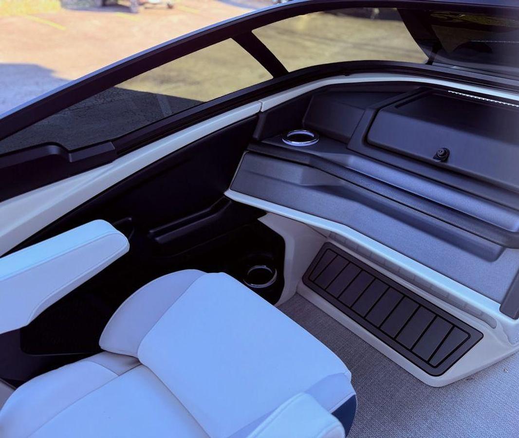 2026 Avalon 2585 Excalibur LTD Flex Windshield