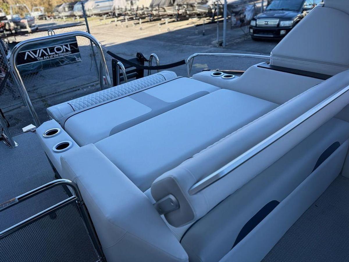 2026 Avalon 2585 Excalibur LTD Flex Windshield